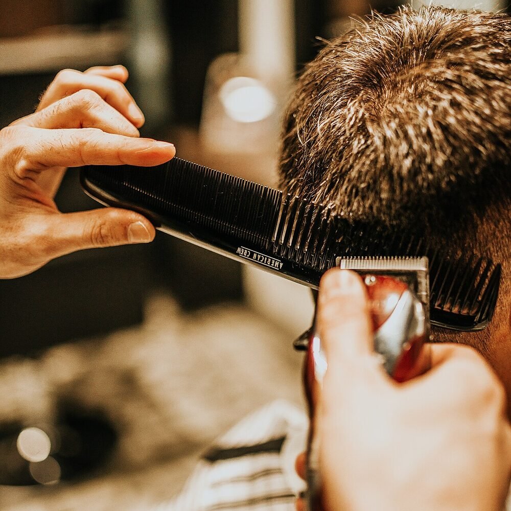 Clippers running against a comb on a textured top